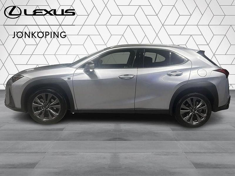 Begagnad Lexus UX 300h Sport Design Packet 201 HK (147 kW) 2024 Silver SUV