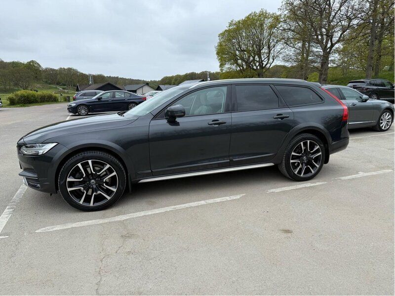 Grå Begagnad 2020 Volvo V90 CC Kombi | 395 000 kr (Lite dyr) - Bild 1/4