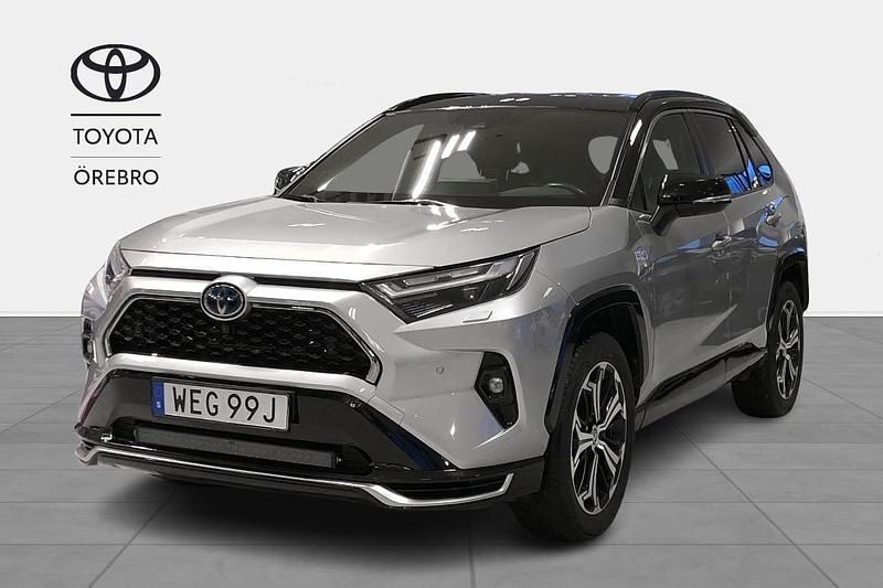 Grå Begagnad 2022 Toyota RAV4 Hybrid Premium SUV | 399 900 kr (Marknadspris) - Bild 1/3