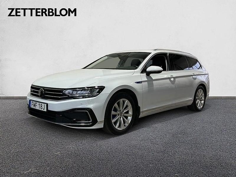 Vit Begagnad 2022 VW Passat GTE Kombi | 349 900 kr (Lite dyr) - Bild 1/4