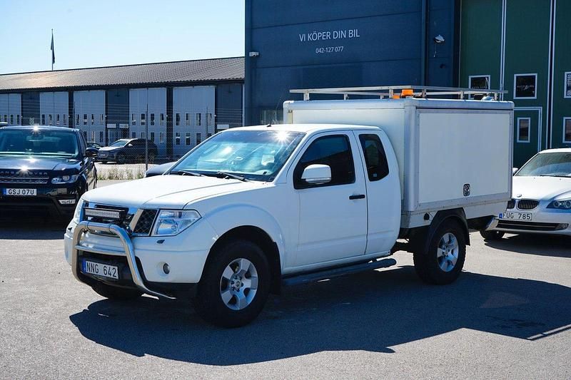 Vit Begagnad 2008 Nissan Navara Pickup | 69 900 kr (Marknadspris) - Bild 1/4