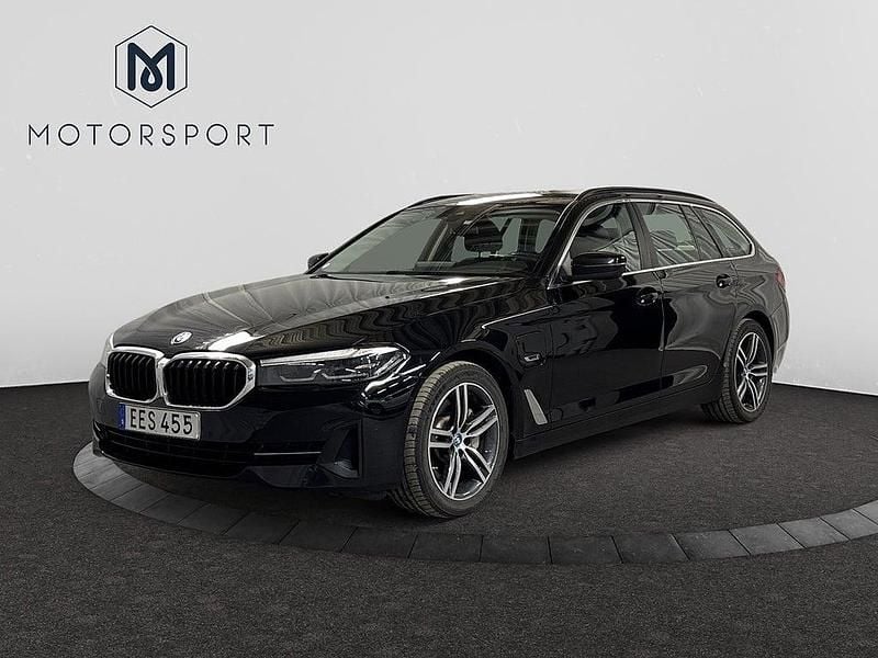 Svart Begagnad 2022 BMW 530e Kombi | 299 900 kr (Superpris) - Bild 1/4