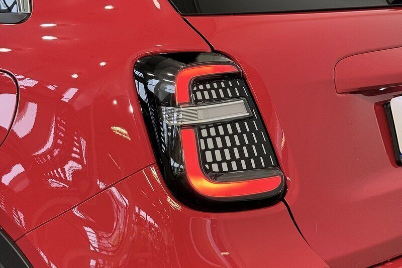 Begagnad Fiat 600 La Prima 115 kW (157 HK) 2024 Röd Halvkombi