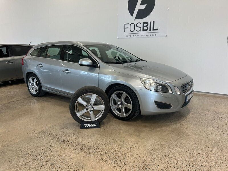 Silver Begagnad 2012 Volvo V60 Summum Kombi | 129 900 kr (Marknadspris) - Bild 1/3