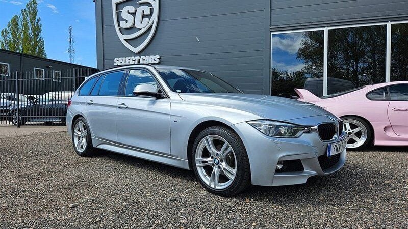 Silver (glaciär silver metallic) Begagnad 2018 BMW 320 M Sport Kombi | 289 900 kr (Marknadspris) - Bild 1/4