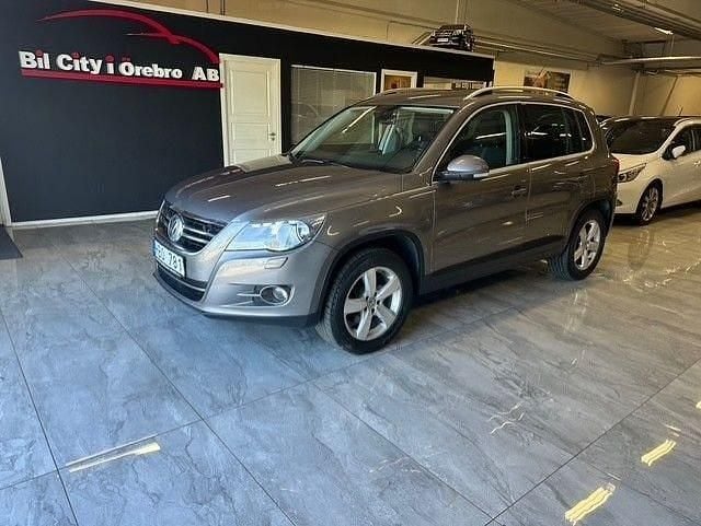 Ljusgrå Begagnad 2011 VW Tiguan Sportline SUV | 94 900 kr (Marknadspris) - Bild 1/4