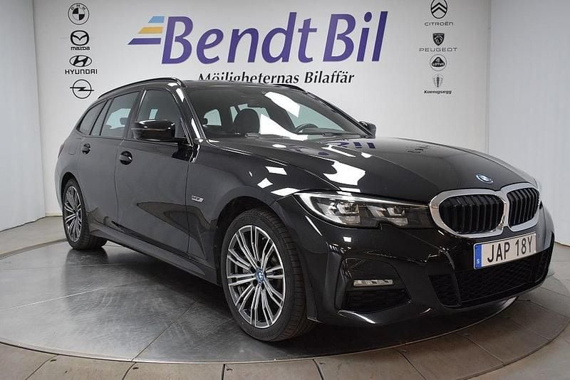 Svart Begagnad 2022 BMW 330e M Sport Kombi | 339 500 kr (Bra pris) - Bild 1/3