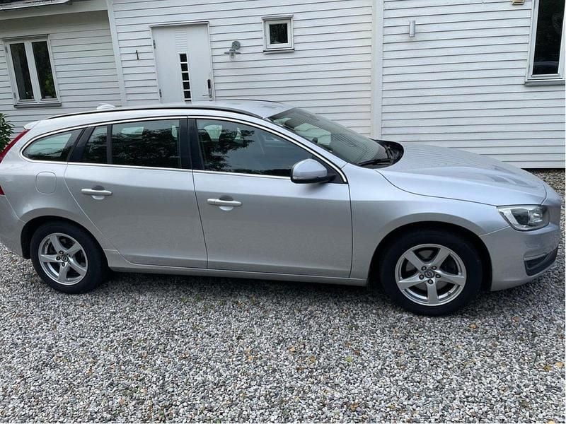 Silver Begagnad 2015 Volvo V60 Momentum Kombi | 133 000 kr (Bra pris) - Bild 1/4