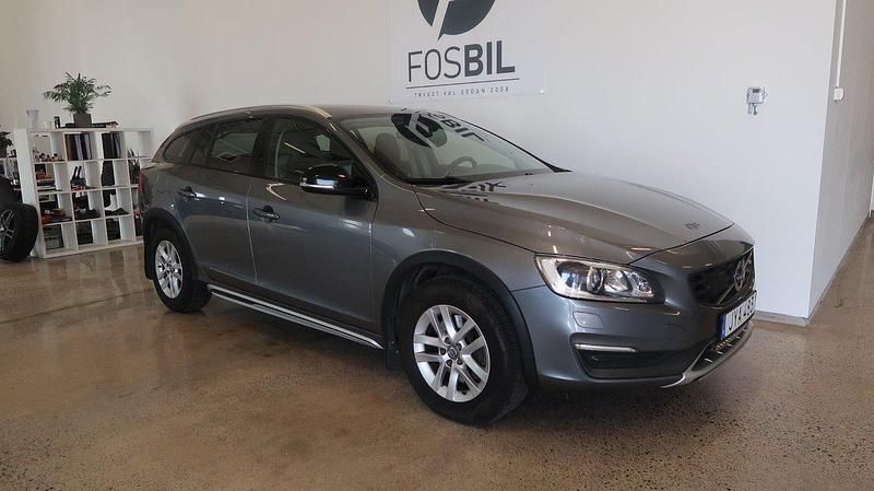 Grå Begagnad 2015 Volvo V60 CC Momentum Kombi | 139 900 kr (Dyr) - Bild 1/3