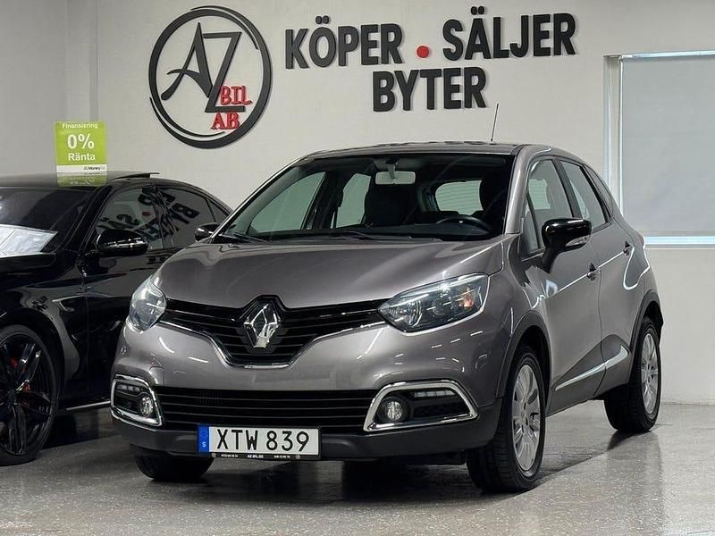 Grå Begagnad 2015 Renault Captur SUV | 119 900 kr (Marknadspris) - Bild 1/4