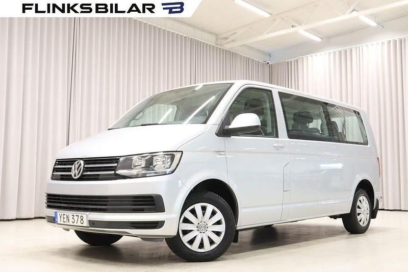 Silver Begagnad 2016 VW Caravelle Minibuss | 309 700 kr (Marknadspris) - Bild 1/4