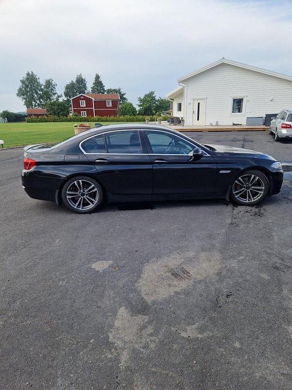 Svart Begagnad 2014 BMW 530 Sedan | 125 000 kr (Marknadspris) - Bild 1/4
