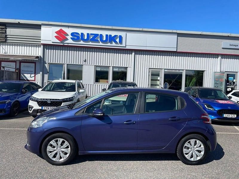 Mörkblå (blå) Begagnad 2013 Peugeot 208 Halvkombi | 62 900 kr (Marknadspris) - Bild 1/4