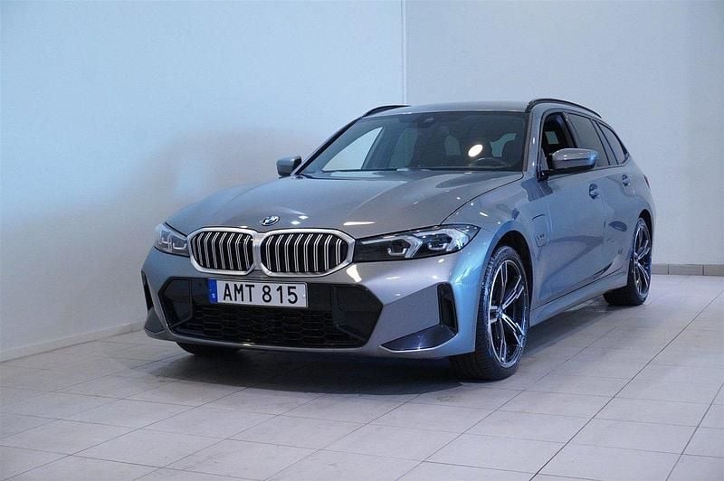 Grå Begagnad 2022 BMW 330e M Sport Kombi | 469 900 kr - Bild 1/4