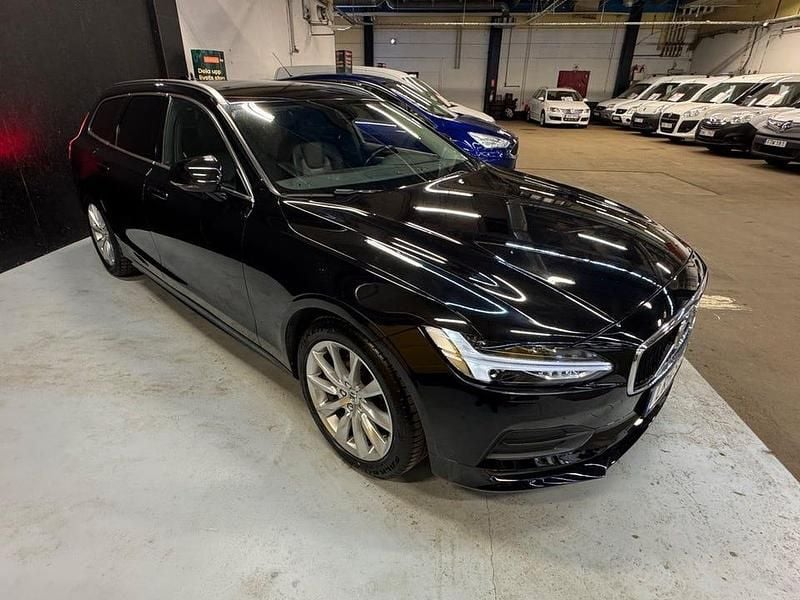Begagnad Volvo V90 Momentum 190 HK (139 kW) 2019 Svart Kombi
