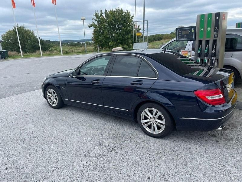 Blå Begagnad 2012 Mercedes C220 Sedan | 110 000 kr (Marknadspris) - Bild 1/4