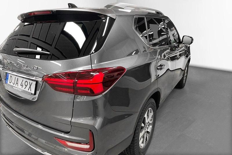 Grå (grå metallic) Begagnad 2024 Ssangyong (KGM) Rexton SUV | 429 900 kr - Bild 1/4