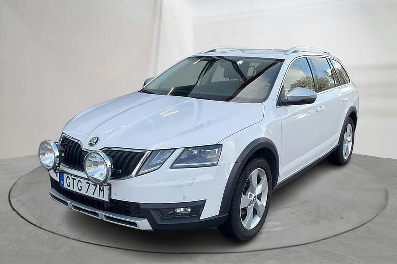 Vit Begagnad 2019 Skoda Octavia Scout Kombi | 149 000 kr (Marknadspris) - Bild 1/4