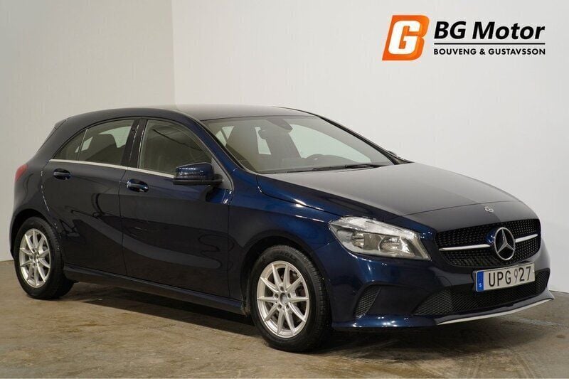 Mörkblå Begagnad 2017 Mercedes A180 Halvkombi | 144 700 kr (Bra pris) - Bild 1/4