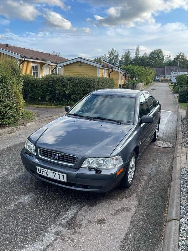 Grå Begagnad 2004 Volvo S40 Sedan | 13 500 kr (Superpris) - Bild 1/4