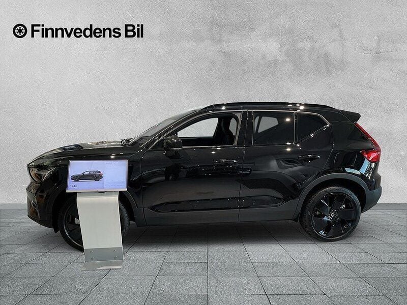 Svart Ny 2024 Volvo EX40 Single Motor Extended Range SUV | 599 000 kr (Marknadspris) - Bild 1/4