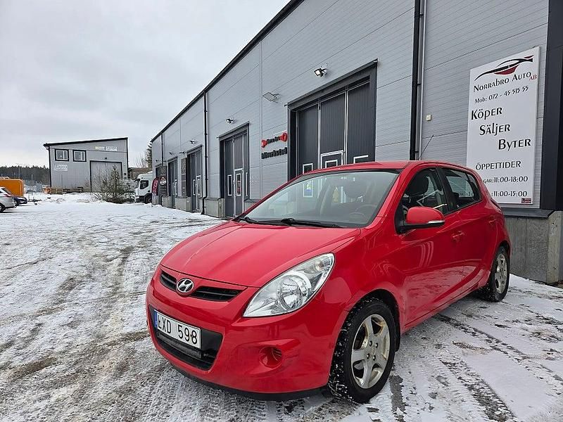 Begagnad Hyundai i20 Select 90 HK (66 kW) 2011 Röd Halvkombi