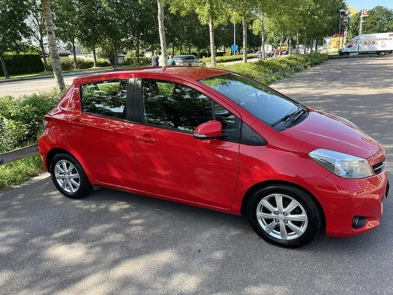 Röd Begagnad 2013 Toyota Yaris Active Halvkombi | 64 000 kr (Marknadspris) - Bild 1/3