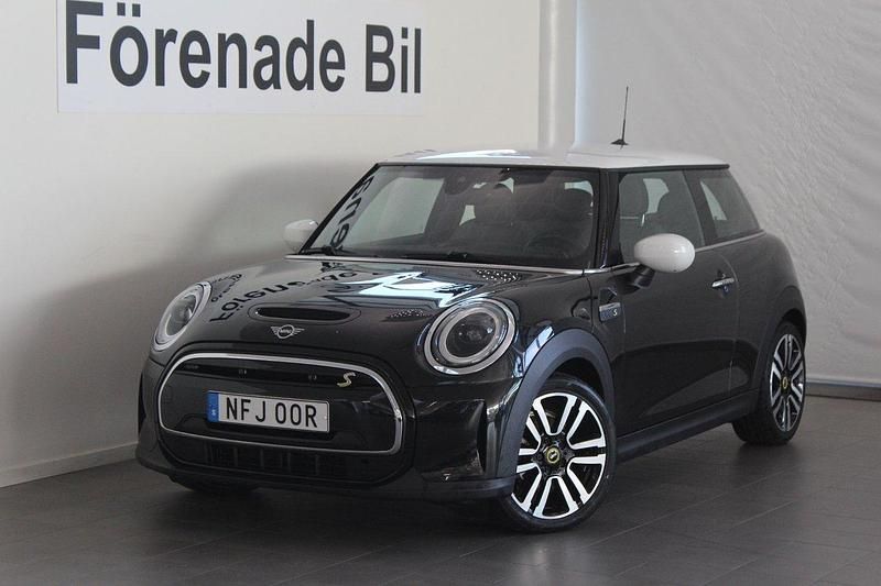 Svart Begagnad 2022 Mini Cooper SE Halvkombi | 229 000 kr (Marknadspris) - Bild 1/4