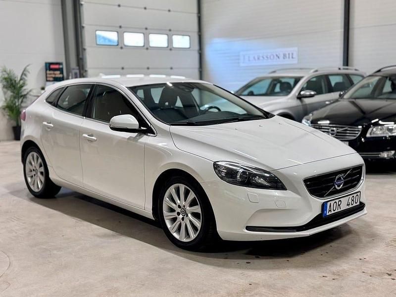 Begagnad Volvo V40 Momentum 116 HK (85 kW) 2014 Vit Kombi
