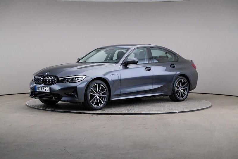 Grå (mineralgrå) Begagnad 2021 BMW 330e Sedan | 305 000 kr (Superpris) - Bild 1/4