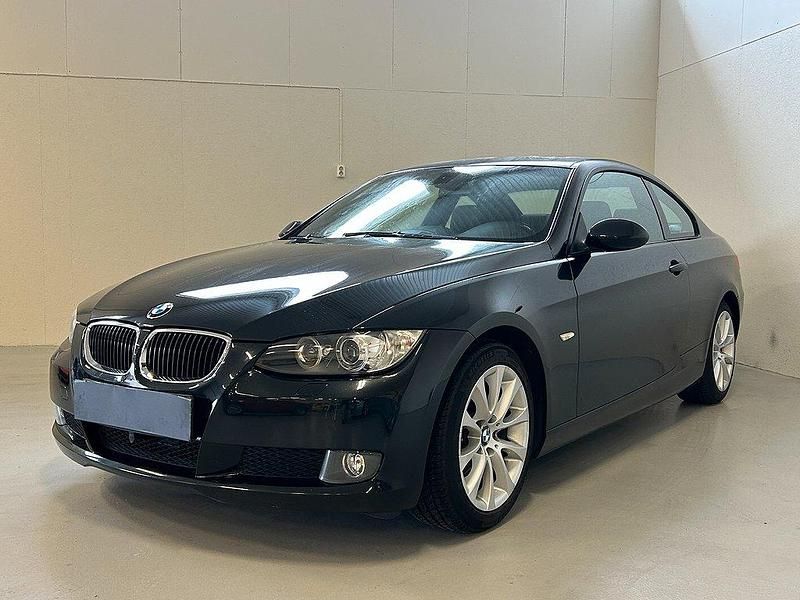 Svart Begagnad 2009 BMW 320 Comfort Edition Sportkupé | 109 000 kr (Marknadspris) - Bild 1/4