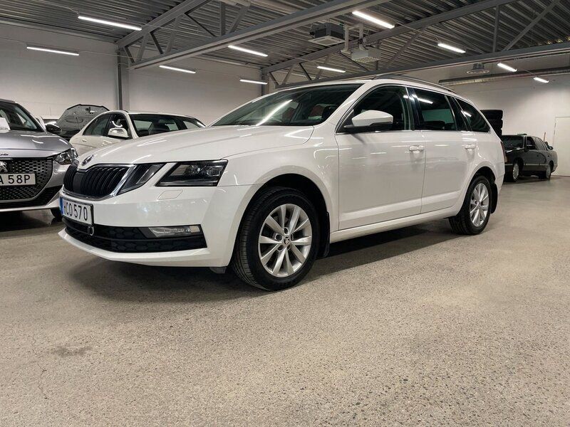Vit Begagnad 2018 Skoda Octavia Kombi | 169 900 kr (Marknadspris) - Bild 1/2