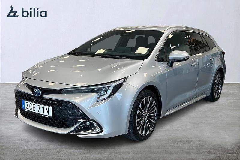 Silver Begagnad 2024 Toyota Corolla Style Kombi | 324 900 kr (Marknadspris) - Bild 1/3