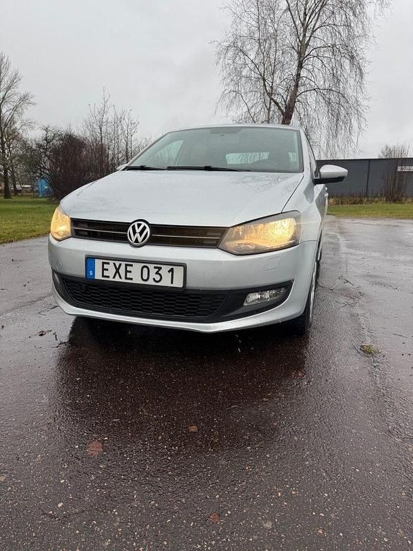 Silver Begagnad 2011 VW Polo Halvkombi | 44 900 kr (Marknadspris) - Bild 1/4