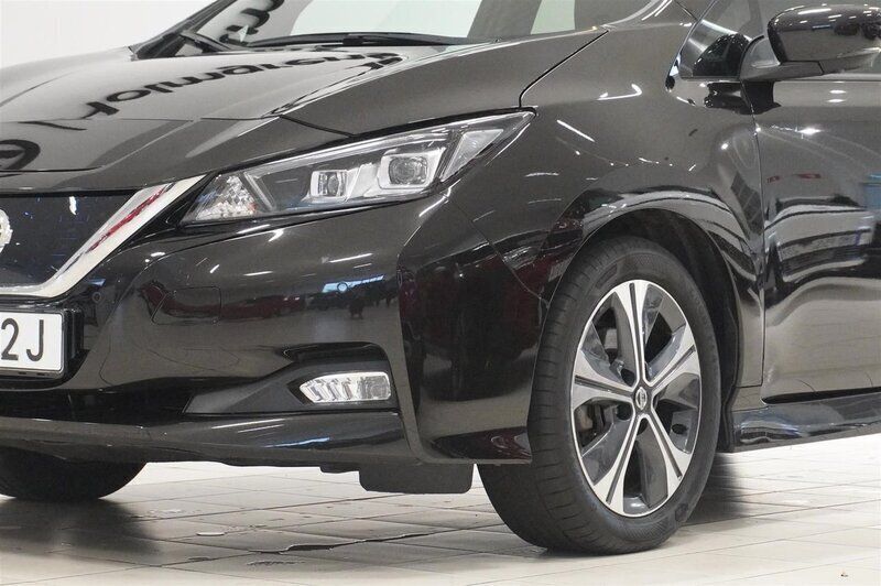 Begagnad Nissan Leaf N-Connecta 160 kW (218 HK) 2021 Svart Halvkombi