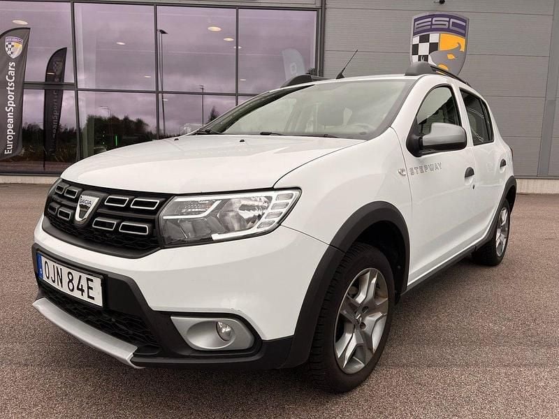 Vit Begagnad 2019 Dacia Sandero Stepway Halvkombi | 84 900 kr (Marknadspris) - Bild 1/4