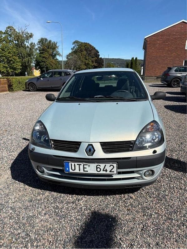 Grå Begagnad 2004 Renault Clio II Halvkombi | 15 500 kr (Bra pris) - Bild 1/4