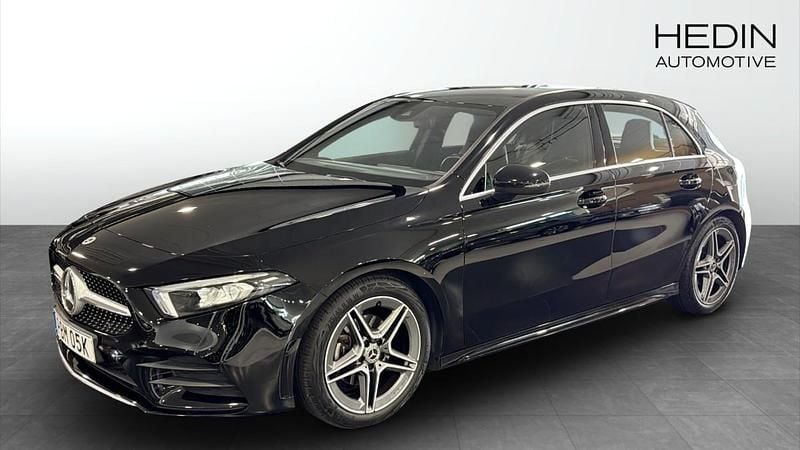 Svart Begagnad 2022 Mercedes A180 AMG Halvkombi | 249 900 kr (Marknadspris) - Bild 1/4