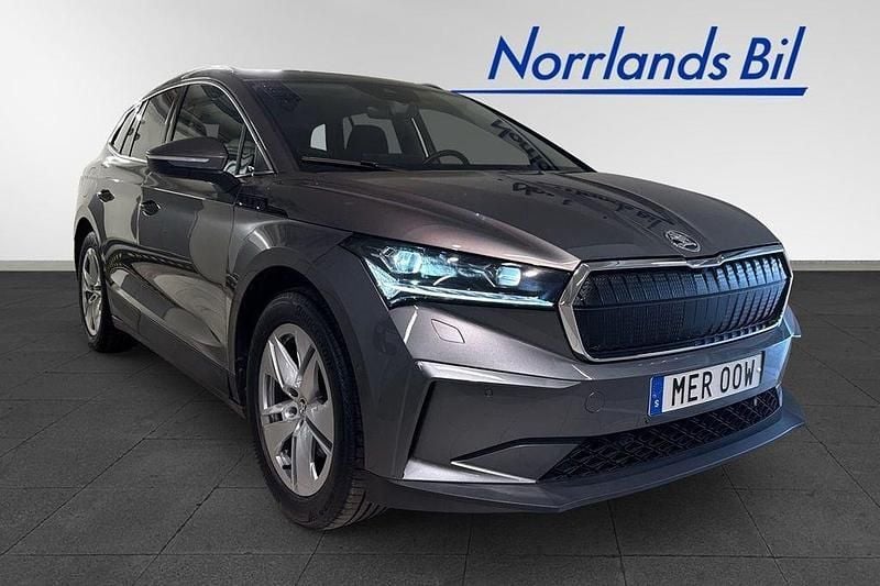 Grå (graphite grey metallic) Begagnad 2023 Skoda Enyaq iV SUV | 399 000 kr (Marknadspris) - Bild 1/4