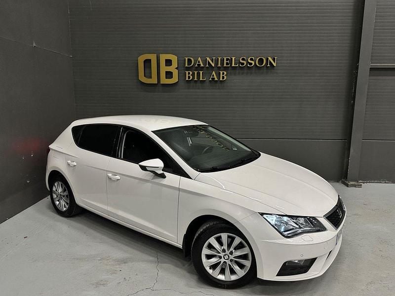 Vit Begagnad 2019 Seat Leon Style Halvkombi | 109 800 kr (Marknadspris) - Bild 1/4