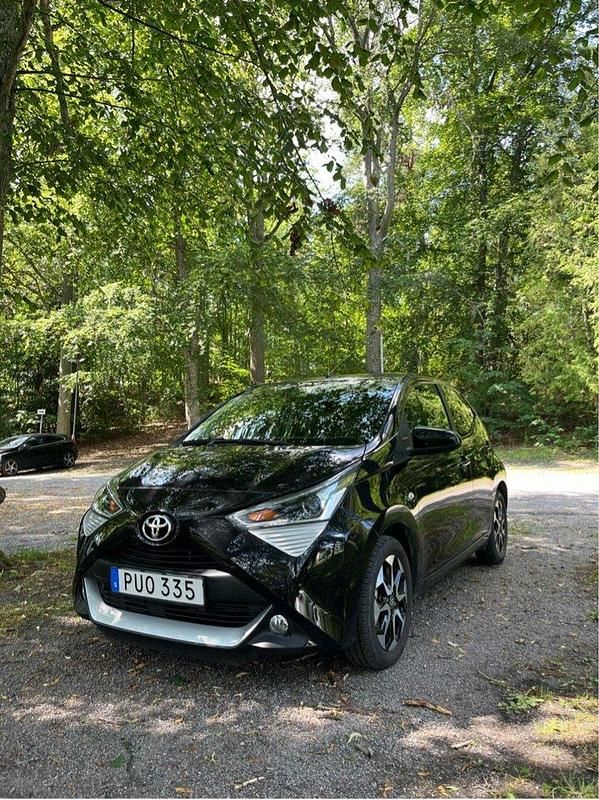 Svart Begagnad 2018 Toyota Aygo X-play Halvkombi | 98 900 kr (Marknadspris) - Bild 1/4