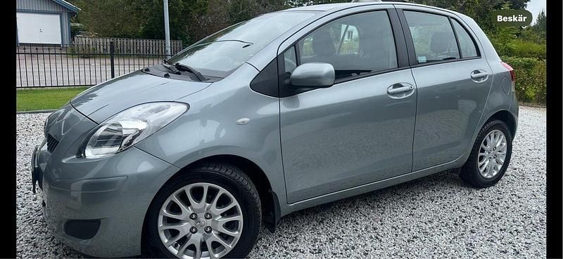 Grå Begagnad 2010 Toyota Yaris Halvkombi | 57 500 kr (Marknadspris) - Bild 1/4