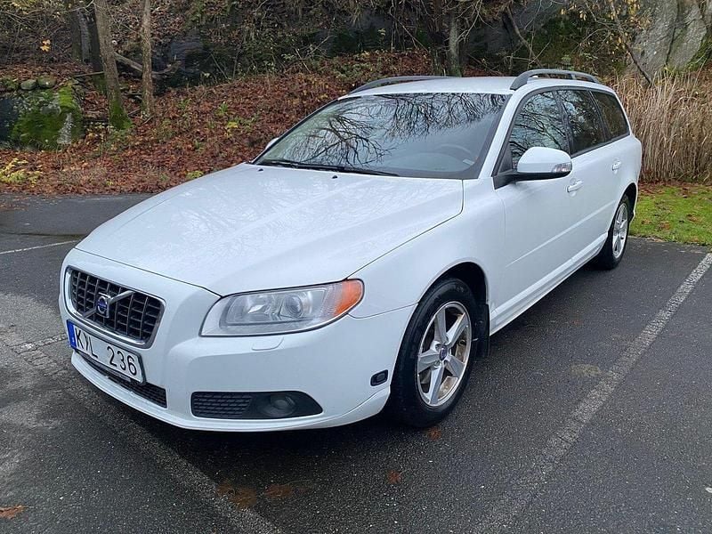 Vit Begagnad 2009 Volvo V70 Momentum Kombi | 22 900 kr (Marknadspris) - Bild 1/4
