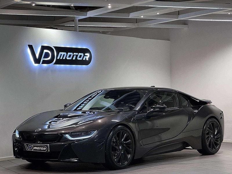 Grå Begagnad 2016 BMW i8 Comfort Edition Sportkupé | 599 700 kr - Bild 1/4