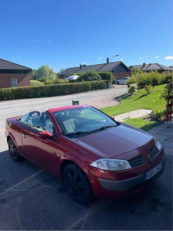 Röd Begagnad 2005 Renault Mégane Cabriolet Cab | 35 000 kr (Marknadspris) - Bild 1/4