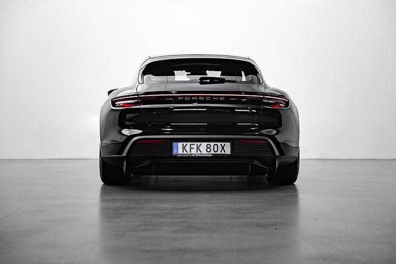 Begagnad Porsche Taycan Performance Package 319 kW (435 HK) 2024 Svart Kombi