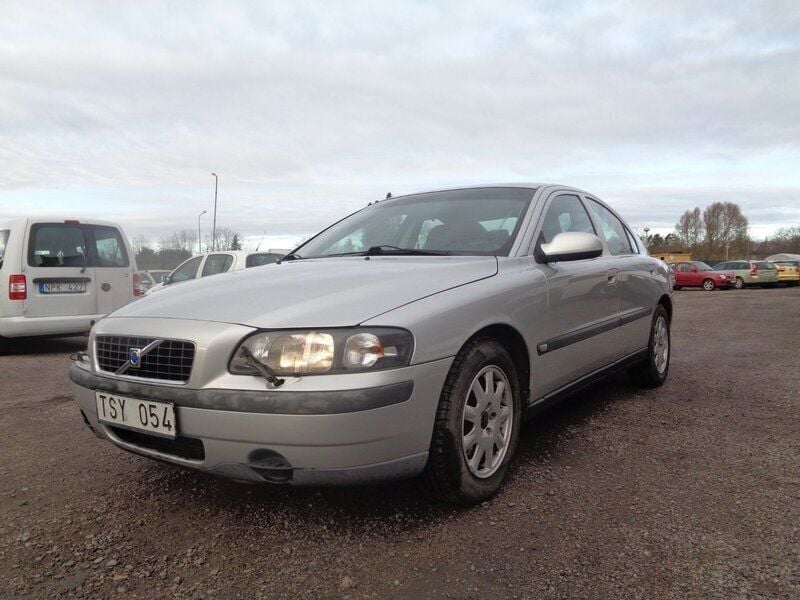 Ljusgrå (grå) Begagnad 2003 Volvo S60 Sedan | 19 900 kr (Bra pris) - Bild 1/4