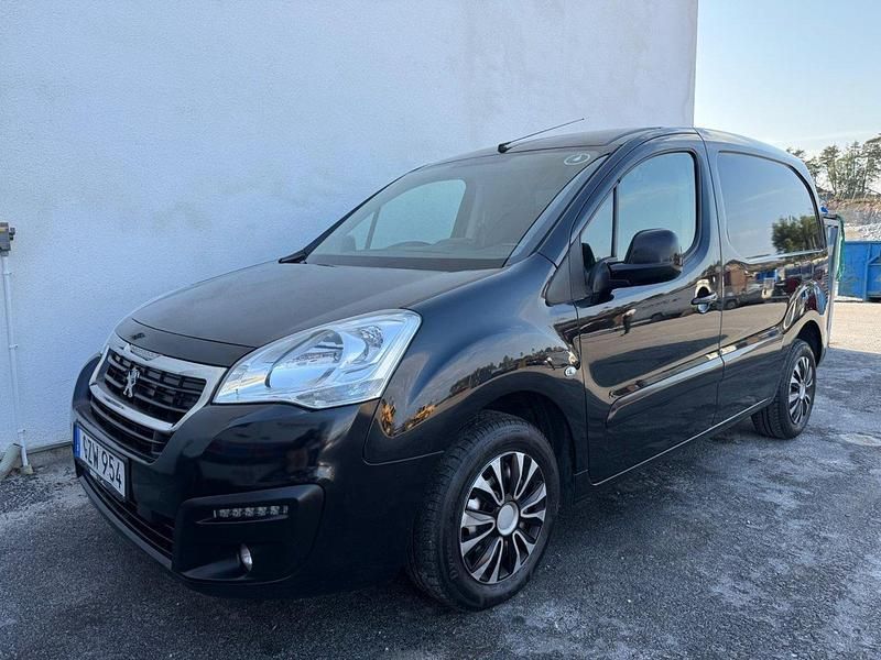 Svart Begagnad 2017 Peugeot Partner Minibuss | 79 900 kr (Marknadspris) - Bild 1/4