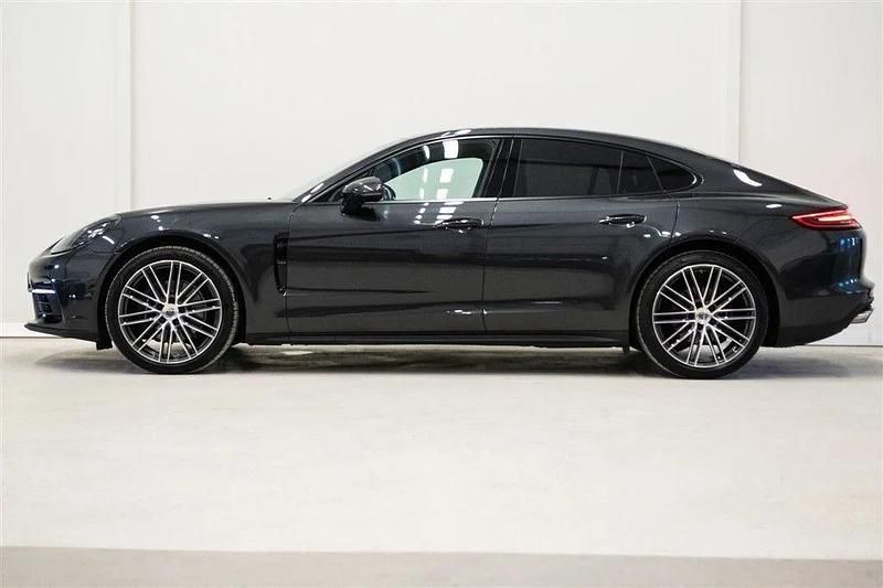 Grå Begagnad 2017 Porsche Panamera 4 Sedan | 390 000 kr (Marknadspris) - Bild 1/4
