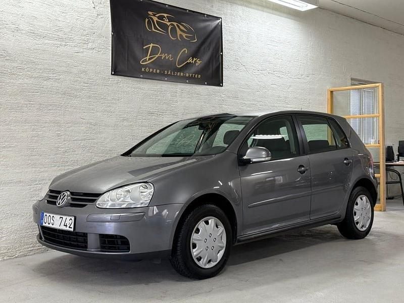 Grå Begagnad 2007 VW Golf V Halvkombi | 59 900 kr (Lite dyr) - Bild 1/4